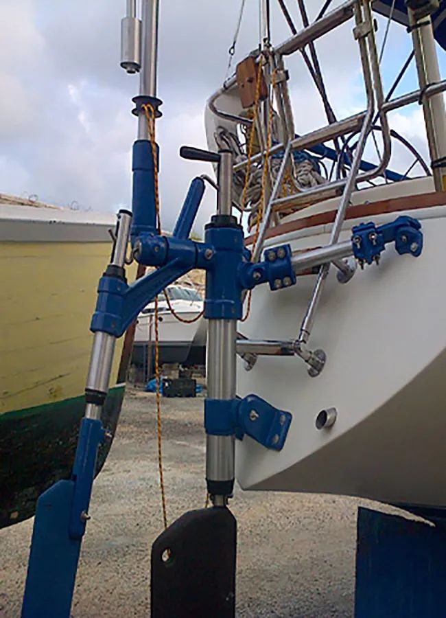 wind vane steering for catamaran